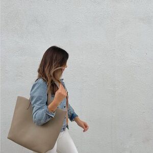Cuyana tote bag beige